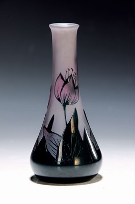 Ziervase, Georges Raspiller, Straßbourg, um 1920, violettfarbenes Glas mattiert, dunkelgrün überfangen, geätzter Dekor mit Blüten, Keulenform, ...