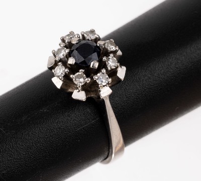 14 kt Gold Saphir-Diamant-Ring, WG 585/000,mittig rundfacett. Saphir umgeben von kl. 8/8-Diamanten, RW 54, ca. 5.1 g