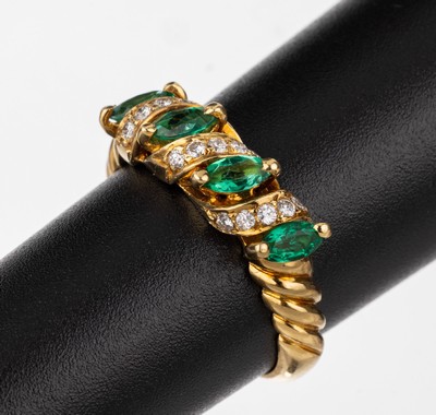 14 kt Gold Smaragd-Brillant-Ring, GG 585/000, 4 Smaragd-Navettes zus. ca. 0.35 ct, 15 Brillanten zus. ca. 0.15 ct Weiß/si, RW 55, ca. 4.0 g