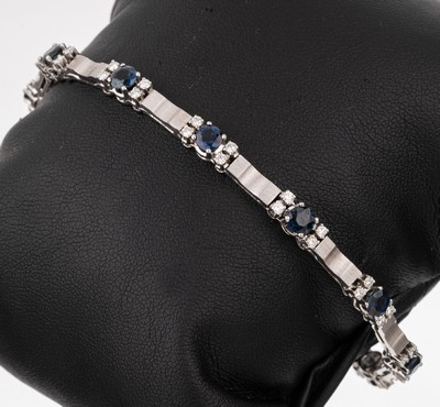 18 kt Gold Saphir-Brillant-Armband, WG 750/000, part. sat., 10 rundfacett. Saphire zus. ca. 3.80 ct, 40 Brillanten zus. ca. 0.80 ct feines Weiß/si, ...