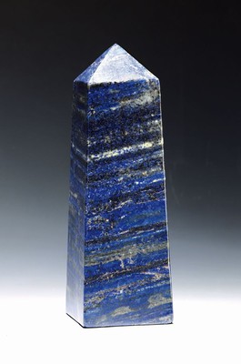 Lapislazuli Obelisk, ca. 6,9 kg, Afghanistan , geschnitten, geschliffen und poliert, feine goldene Pyrit-Adern, leicht schief stehend, H. 31 cm