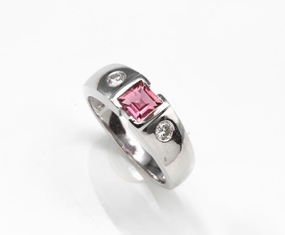14 kt Gold Turmalin-Brillant-Ring, WG 585/000, pinkfarb. Turmalin-Karree ca. 0.30 ct, 2 Brillanten zus. ca. 0.18 ct (grav.) Weiß/si, ca. 5.8 g, RW ...