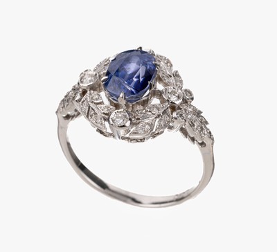 18 kt Gold Saphir-Diamant-Ring, WG 750/000,ovalfacett. Saphir ca. 2.18 ct, Altschliffdiamanten und Diamantrosen zus. ca. 0.40 ct Weiß/si, ca. 3.7 ...
