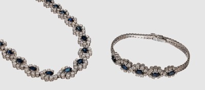 18 kt Gold Brillant-Saphir-Schmuckset, WG 750/000, best. aus: Collier und Armband, ca. 230 Brillanten zus. ca. 22.0 ct feines Weiß- Weiß/vs-si, 35 ...