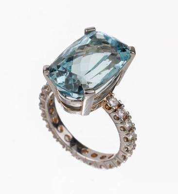 14 kt Gold Aquamarin-Brillant-Ring, WG 585/000, facett. Aquamarin von guter Farbe ca. 12.26 ct, 21 Brillanten zus. ca. 1.3 ct Weiß/si, urspr. ...