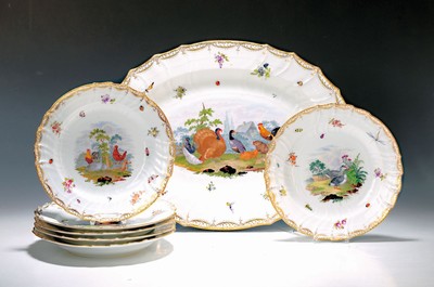 6 Teller und eine Platte, KPM Berlin, um 1880-90, Hausmalerei, Goldspitzenrand, Fahne mit Blumen und Insekten bemalt, mittig verschiedene bunte ...