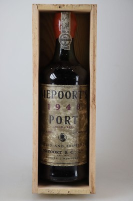 1 Flasche 1948 Niepoort, Portugal, abgefüllt 1953, Füllniveau ca. 3cm, Wachskapsel einwandfrei, Etikett gebräunt, in orig. Holzkiste