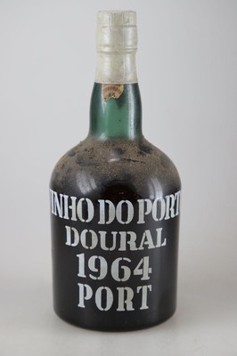 1 Flasche 1964 Doural Vinho do Porto, Portugal, 1970er abgefüllt, Füllniveau 4cm, Etikett l. lädiert
