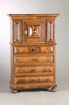 Windellade, Barock, wohl Zürich, um 1770, Nußbaum massiv, z.T. Nußbaumfurnier, 4 Schubladen, eine Tür, leichtes Wellenprofil auf ...