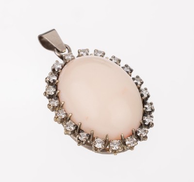 18 kt Gold Korallen-Brillant-Anhänger, GG 750/000 gepr., ovaler Engelhautkorallen- Cabochon, 20 Brillanten zus. ca. 0.60 ct Weiß/si, ca. 6.9 g, ...