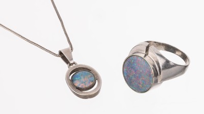 14 kt Gold Opal-Ring, WG 585/000, geometrisch, runde Opal-Triplette, RW 54, ca. 5.5 g, dazu 1 Anhänger, 835er Silber, mit Opal-Triplette, an Kette, ...