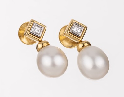 Paar 18 kt Gold Perl-Diamant-Ohrstecker, GG/WG 750/000, 2 bewegl. abgehängte Südseezuchtperlen, D. ca. 10.9 mm, 2 in WG gefasste Diamant-Carrees ...