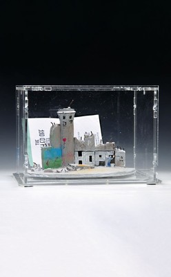 Banksy, Walled off Hotel Jerusalem, Betonskulptur, partiell bemalt, Schriftzug Hope, mit orig. Rechnung, ca. 12x17x11cm, in Plexiglasbox, am Boden ...