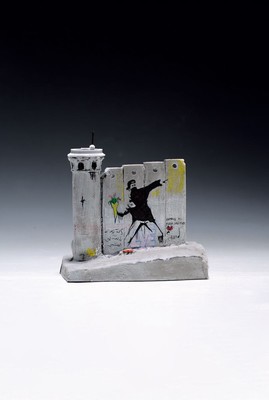 Banksy, Walled off Hotel Jerusalem, Betonskulptur, partiell bemalt/besprüht, ca. 11x13x8.5cm, mit orig. Rechnung, am Boden: 2227 4D