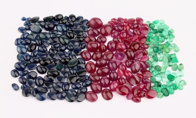 Lot lose Farbsteine, lose Smaragde in versch. Größen und Formen zus. ca. 26.34 ct, lose Saphire-Cabochons in versch. Größen zus. ca. 135.7 ct, ...