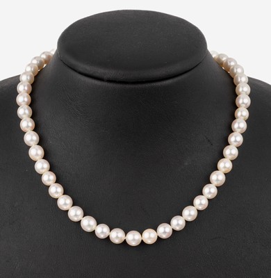 Überlanges Zuchtperl-Collier mit 14 kt Gold Farbstein-Brillant-Schmuckschließe, WG 585/000, Akoyazuchtperlen von feiner Qualität,D. ca. 7.3 mm, ...