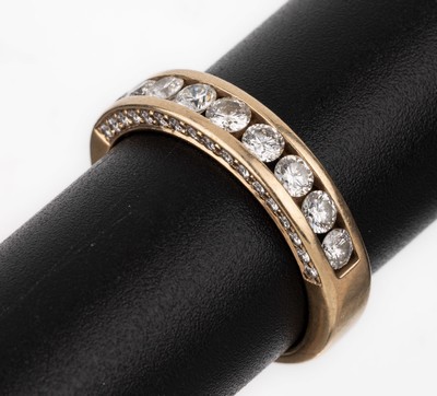 14 kt Gold Brillant-Ring, GG 585/000, 9 Brillanten und seitl. 34 Brillanten zus. ca. 1.25 ct Weiß/vs-si, RW 55, ca. 5 g