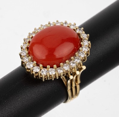 14 kt Gold Brillant-Korallen-Ring, GG 750/000, ovaler Korallencabochon von schöner Farbe ca. 15.00 ct, umgeben von 25 Brillanten zus. ca. 0.75 ct ...