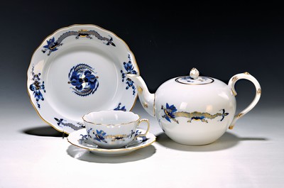 Teeservice, Meissen, 20. Jh., blauer Hofdrache, für 7 Personen, golden gehöht, Goldstaffage: Teekanne, 7 Teetassen mit Untertassen, 7 ...