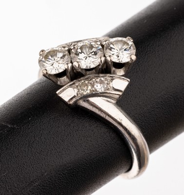 14 kt Gold Brillant-Ring, WG 590/000, 3 Brillanten zus. ca. 0.78 ct feines Weiß/vvs, 48/8-Diamanten zus. ca. 0.08 ct Weiß/si, ca. 4.9 g, RW 52