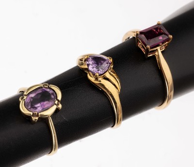 Konvolut 3 Gold Farbstein-Ringe, 2 x GG 375/000, 1 x GG 585/000, facett. synth. Amethystherz, ovalfacett. Amethyst und Fluorit-Baguette zus. ca. 1.0 ...