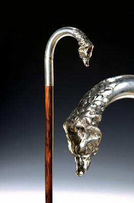 Spazierstock mit figürlichem Silbergriff, deutsch, um 1900, 800er-Silber, Holzschuß, gebogener Griff in Wolfskopf auslaufend, Glasaugen, L. 88 cm