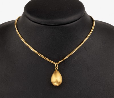 18 kt Gold Anhänger, GG 750/000, sat., ovoid, an Kette, GG 750/000, L. ca. 59 cm, Karabinerschließe, ca. 17.1 g