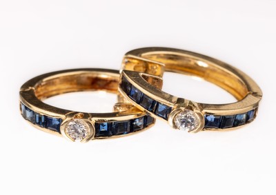 Paar 14 kt Gold Saphir-Brillant-Ohrcreolen, GG 585/000, 2 Brillanten zus. ca. 0.06 ct Weiß/si, 16 Saphir-Carrees zus. ca. 0.30 ct, D. ca. 1.5 cm, ...