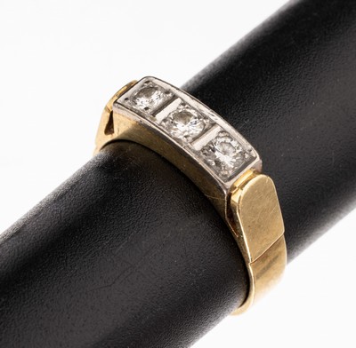 14 kt Gold Brillant-Ring, GG/WG 585/000, deutsch, 1960er Jahre, 3 in WG gefasste Brillanten zus. ca. 0.30 ct Weiß/si, RW 57, ca. 4.1 g