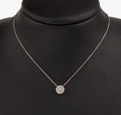 18 kt Gold Brillant-Anhänger, WG 750/000, an 18 kt Gold Kette, WG 750/000, L. ca. 44 cm,13 Brillanten zus. ca. 0.50 ct Weiß/si, D. ca.8 mm, ca. ...
