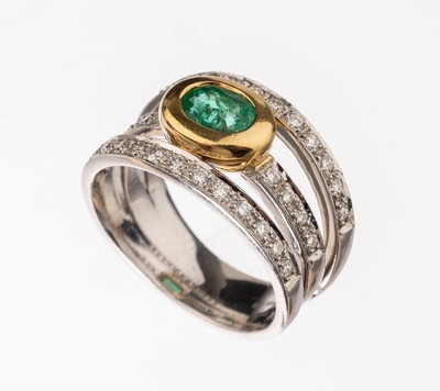 18 kt Gold Smaragd-Brillant-Ring, WG/GG 750/000, dreigeteilte Ringschiene, mittig in GG gefasster ovalfacett. Smaragd ca. 0.40 ct, 34 Brillanten ...