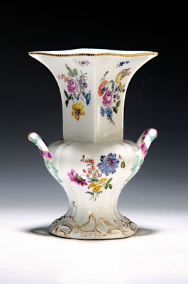 Seltene Ziervase, Meissen, um 1745, Doppelhenkel, ausgefallener Korpus mit Rocaillendekor am Fuß, aufwendige feine Blumenbukettmalerei, ...