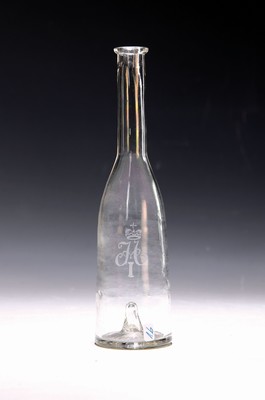 Biedermeier Likörflasche, St. Petersburg, 1825-55, mundgeblasenes farbloses Glas, graviertes Monogramm von Zar Nikolaus I (1796 -1855), H. 21 cm