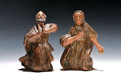Zwei Heiligenfiguren von einer Kreuzigungsgruppe, 19. Jh., wohl Lindenholz geschnitzt, bunt gefasst, berieben, H. 12.5 cm