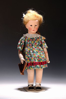 Puppe VIII, Käthe Kruse, Deutsches Kind, 1930-40er Jahre, H.ca. 51 cm, hellblonde Echthaarperücke, Kurbelkopf, gestopfter Nesselkörper, lose ...