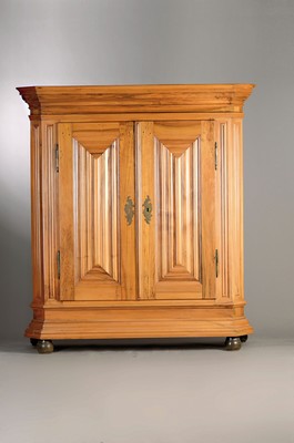 Frankfurter Wellenschrank, um 1750, Nußbaum massiv, Wellenprofil in den Türen, auf Rahmen gearbeitet, seitlich kassettiert, leicht ausladender ...