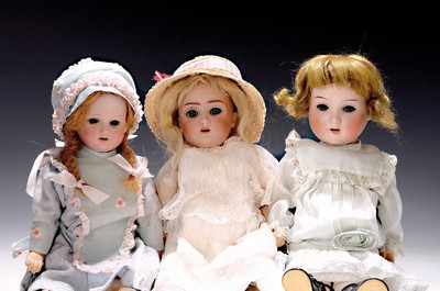 Drei kleine Porzellankopfpuppen, um 1910/20, 1. 189 - 4 1/2, Kurbelkopf, blaue Paperweightschlafaugen, offener Mund, vier Zähnchen, blonde ...