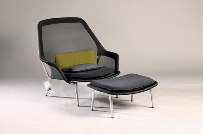 Slow Chair mit Ottoman, Hersteller Vitra, Design: "Ronan & Erwan Bouroullec", 2006, Bezug Strickstoff, Stahlrohrrahmen, Beine aus ...