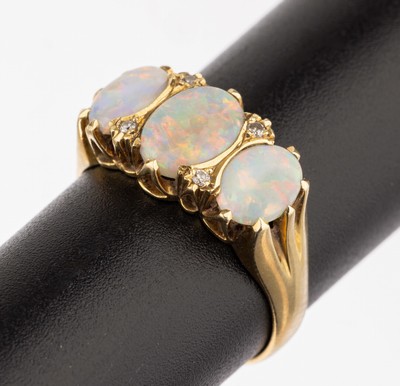 14 kt Gold Opal Ring, GG 585/000, 3 ovale Opalcabochons mit schönem Farbspiel, mit kl. Brillantbesatz, RW 56, ca. 3.8 g