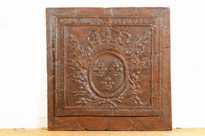 Kaminplatte, Gießerei Geislautern, datiert 1736, französisches Königswappen, Wappenschild mit drei Bourbonenlilien, darüber Königskrone, auf ...