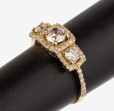 14 kt Gold Diamant-Ring, GG 585/000, mittigAltschliffdiamant ca. 0.40 ct feines Weiß/si, 2 Altschliff-Diamanten zus. ca. 0.32 ct feinesWeiß/p 1, ...