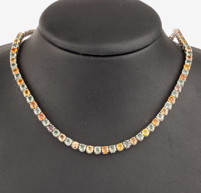 14 kt Gold Saphir Riviere Collier, WG 585/000,rundum bes. mit 102 bunten Saphiren (versch. Grün-, Blau, Gelb- und Orangetöne) zus. ca. 40.00 ct, ...