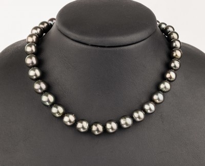 Collier aus Tahitizuchtperlen, Schließe 925er Silber, 45 barocke Perlen D ca. 8.2 - 10.5 mm,L. ca. 46 cm, nat. Merkmale