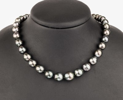 Collier aus Tahitizuchtperlen, Schließe 925er Silber, 41 barocke Perlen D. ca. 8.2 - 11.6 mm, L. ca. 44 cm, nat. Merkmale