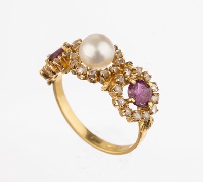 18 kt Gold Rubin-Diamant-Zuchtperl-Ring, GG 750/000, mittige Perle D. ca. 5.5 mm, seitl. 2 rundfacett. Rubine zus. ca. 0.20 ct (min. besch.), umgeben ...
