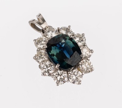 18 kt Gold Saphir Brillant Anhänger, WG 750/000, ein ovalfacett. Saphir ca. 2.0 ct umgeben von 10 Brillanten zus. ca. 1.0 ct Weiß/si, L. ca. 2 cm ...