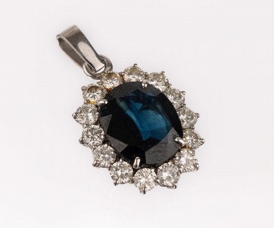 14 kt Gold Saphir Brillant Anhänger, WG 585/000 gepr., ovalfacett. Saphir ca. 5.0 ct umgeben von 14 Brillanten zus. ca. 2.10 ct Weiß-l. get. ...