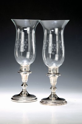 Paar Windlichter, Sterlingsilber, wohl USA, 20. Jh., gefüllt, orig. Glasaufsätze geschliffen mit Traubendekor, H. ca. 33 cm