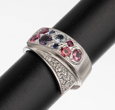 14 kt Gold Farbstein Brillant Ring, WG 585/000, 9 facett. Rubine, Saphire, Aqua- marin und Iolith, 10 Brillanten zus. ca. 0.30 ct feines Weiß/vs, ...
