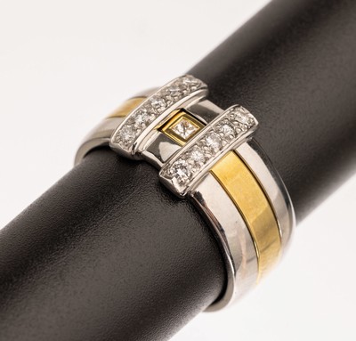 14 kt Gold Brillant Ring, WG/GG 585/000, 3 rhg., mittig mit 1 aufgelegten WG Schienen bes. mit 10 Brillanten zus. ca. 0.27 ct feinesWeiß/vs, mittig ...
